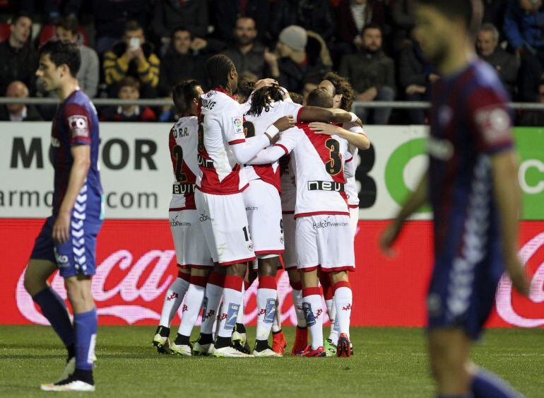 GRA248. EIBAR (GIPUZKOA), 03/04/2015. - Los jugadores del Rayo Vallecano celebran el segundo gol del equipo, conseguido por Manucho, ante la Sociedad Deportiva Eibar, durante el partido de la vigésima novena jornada de Liga en Primera División que se disp