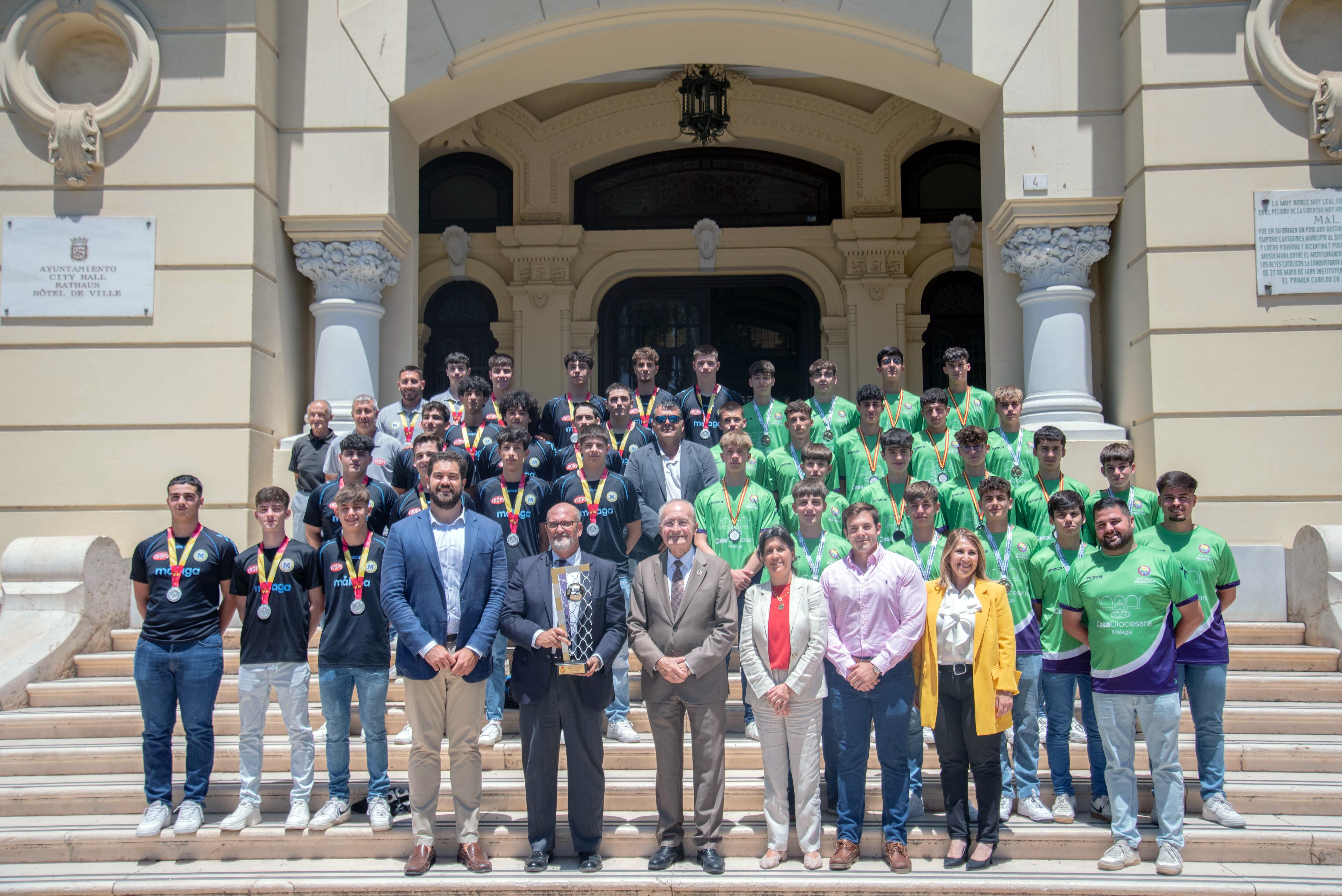 El Alcalde de Málaga Francisco de la Torre recibió a los jugadores de las canteras del Trops Málaga y Fundación Victoria