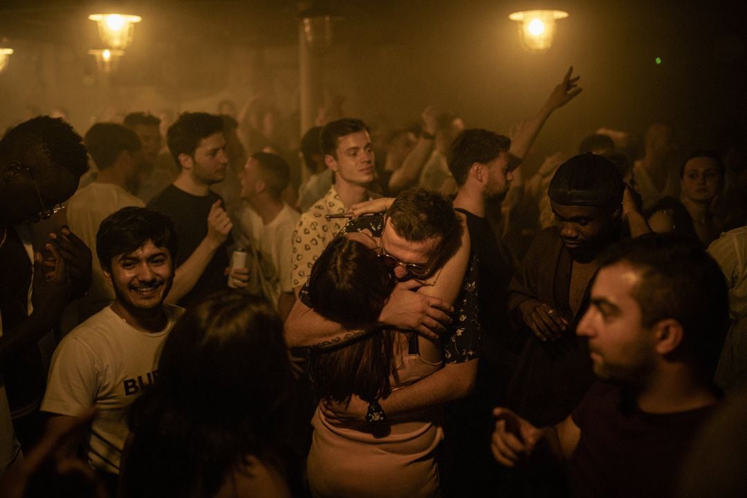 Dos personas se abrazan en la discoteca Egg London, en la madrugada de este lunes, para celebrar el &#039;Freedom Day&#039;.