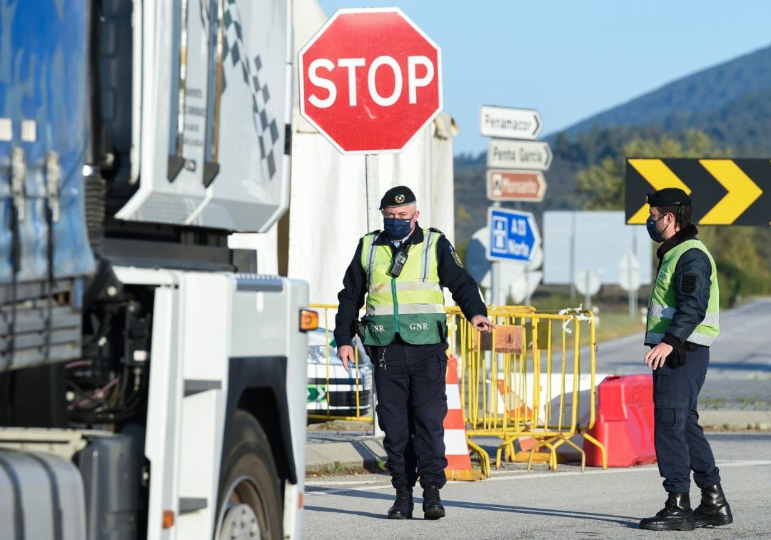 Agentes de policía trabajan en un control en un punto fronterizo entre Portugal y España, a 5 de abril de abril de 2021, en Zarza la Mayor, Cáceres, (España).