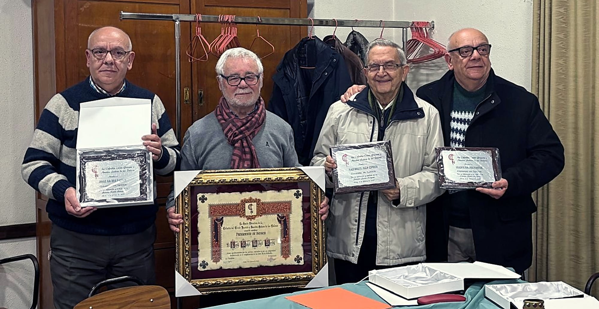 Los cuatro asociados homenajeados de la Cofradía del Cristo Yacente y Nuestra Señora de los Dolores de Alcoy.