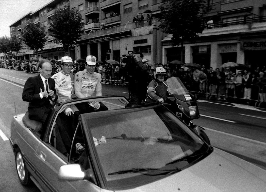 Antonio Prieto y Pedro Delgado, junto a Miguel Indurain reciben el homenaje de los segovianos tras su retirada en 1994