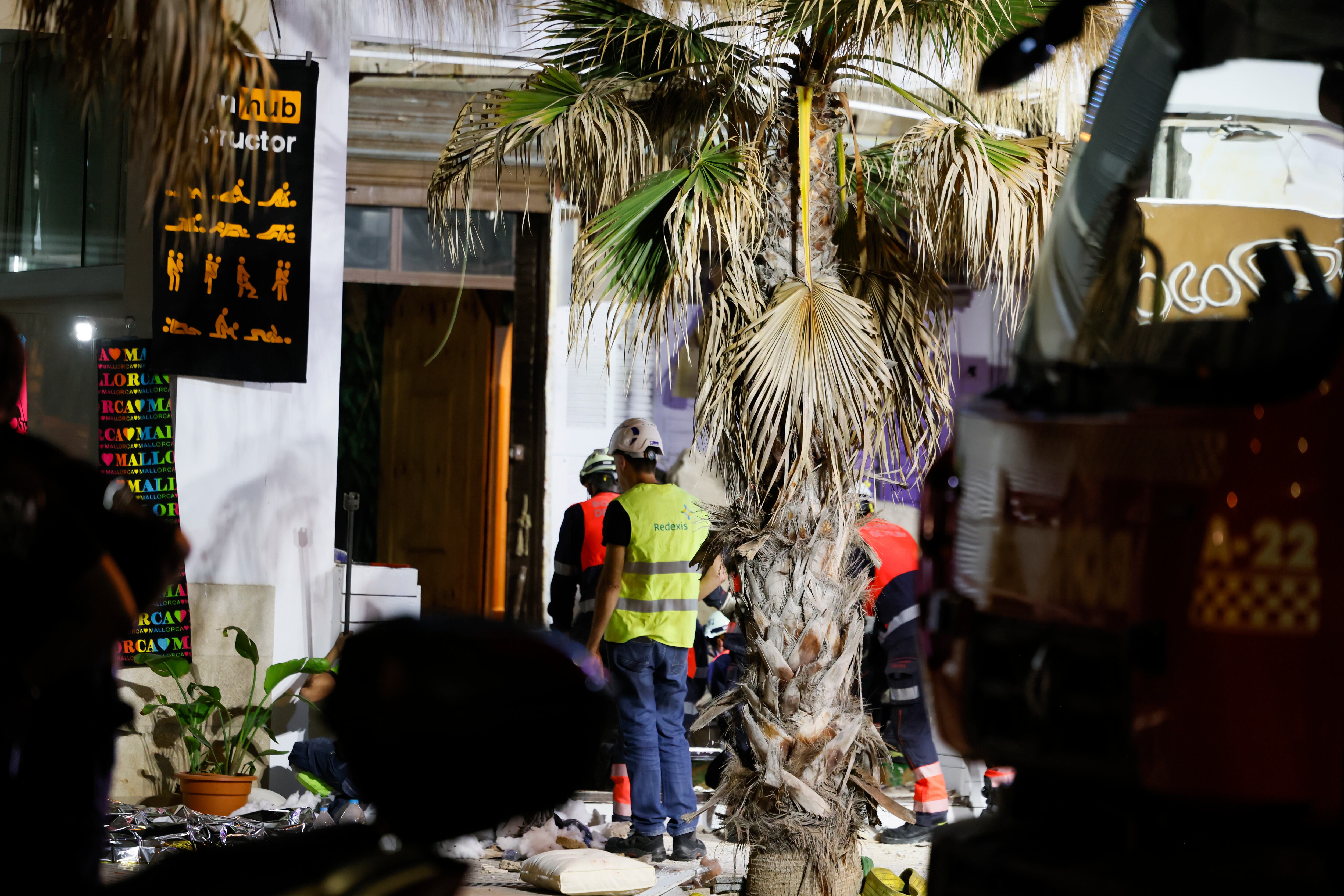 PALMA, 23/05/2024.- Cuatro personas han fallecido y al menos 27 han resultado heridas al desplomarse en la Playa de Palma (isla de Mallorca) el restaurante &#039;Medusa Beach Club&#039; ubicado en una planta baja que se ha hundido hasta el sótano, donde los servicios de emergencias buscan más víctimas. EFE/Cati Cladera
