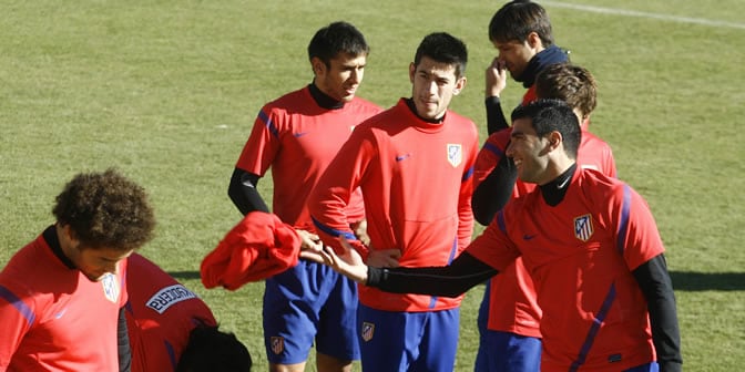 Reyes bromea con sus compañeros durante el entrenamiento