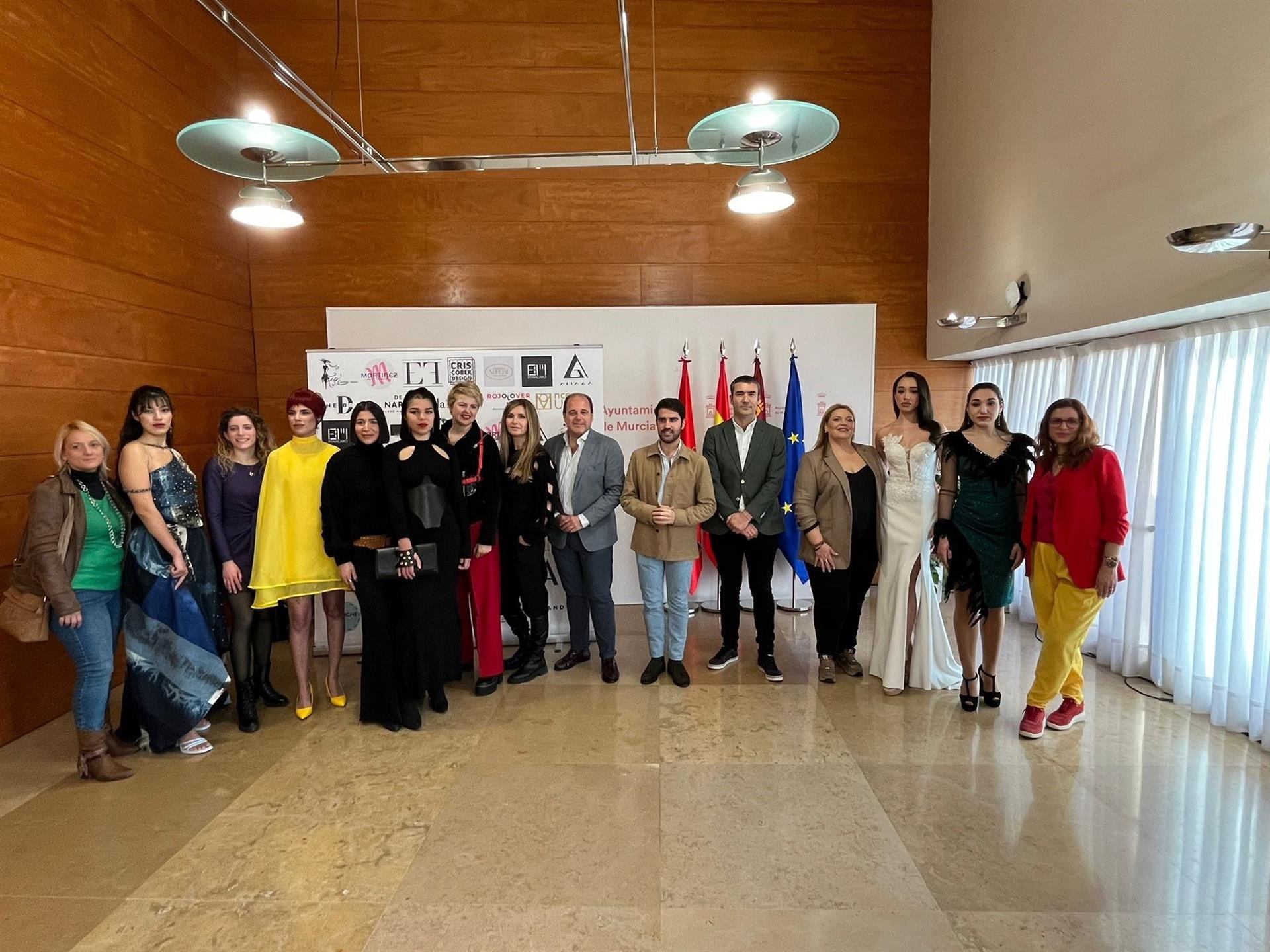 Diego Avilés, concejal de Cultura e Identidad del Ayuntamiento de Murcia, en el centro de la imagen, acompañado de Lorenzo Tomás, presidente de la Junta Municipal Murcia Centro-Este, y un grupo de participates de &#039;Murcia es Moda&#039;, durante la presentación del evento.