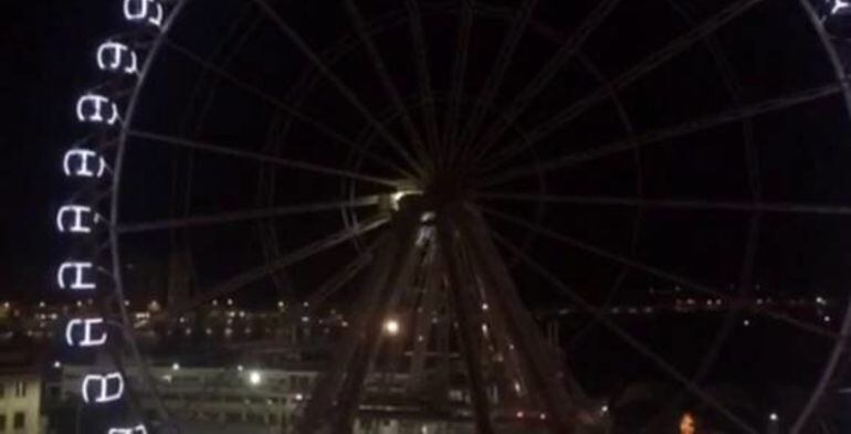 Vista nocturna de la noria del Puerto de Málaga