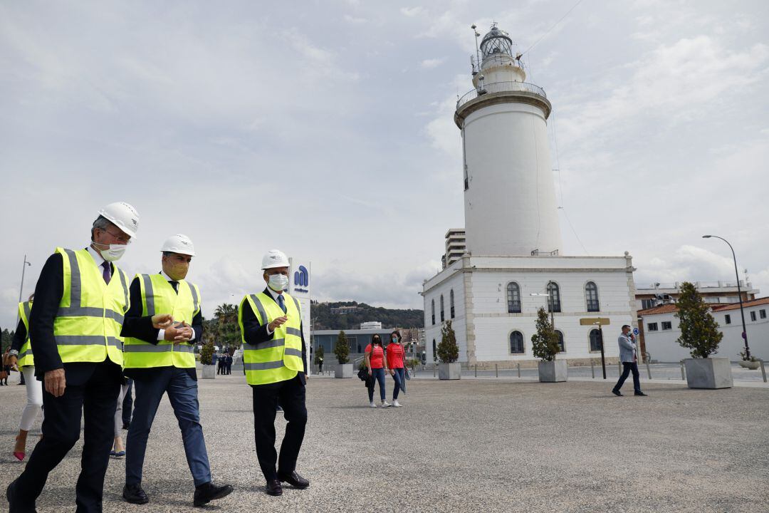 El consejero de la Presidencia, Administración Pública e Interior, Elías Bendodo (c), visita el comienzo de las obras del proyecto para megayates en el puerto de Málaga