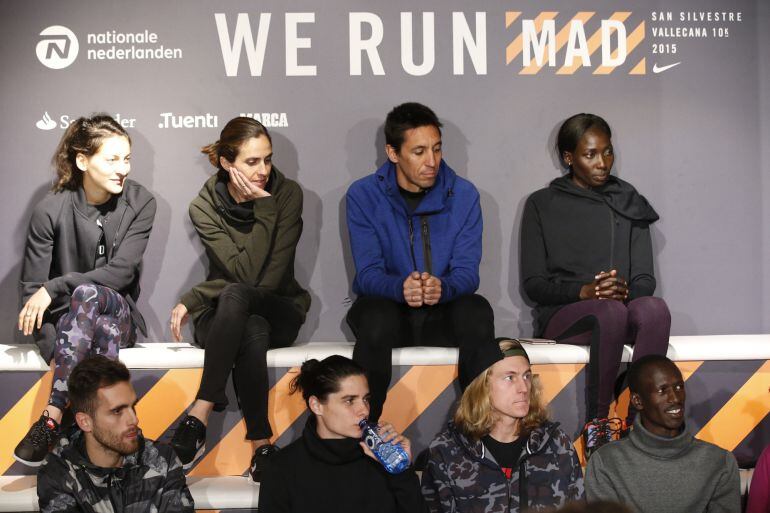 Los atletas, Nuria Fernández (fila superior 2i); Sebastian Martos (fila inferior i); Roberto Aláiz (fila inferior 2i) Evan Jager (fila inferior 2d) y Ezequiel Kemboi (fila inferior d), entre otros, durante la presentación de la carrera popular San Silvestre Vallecana, que se celebra mañana en Madrid. 