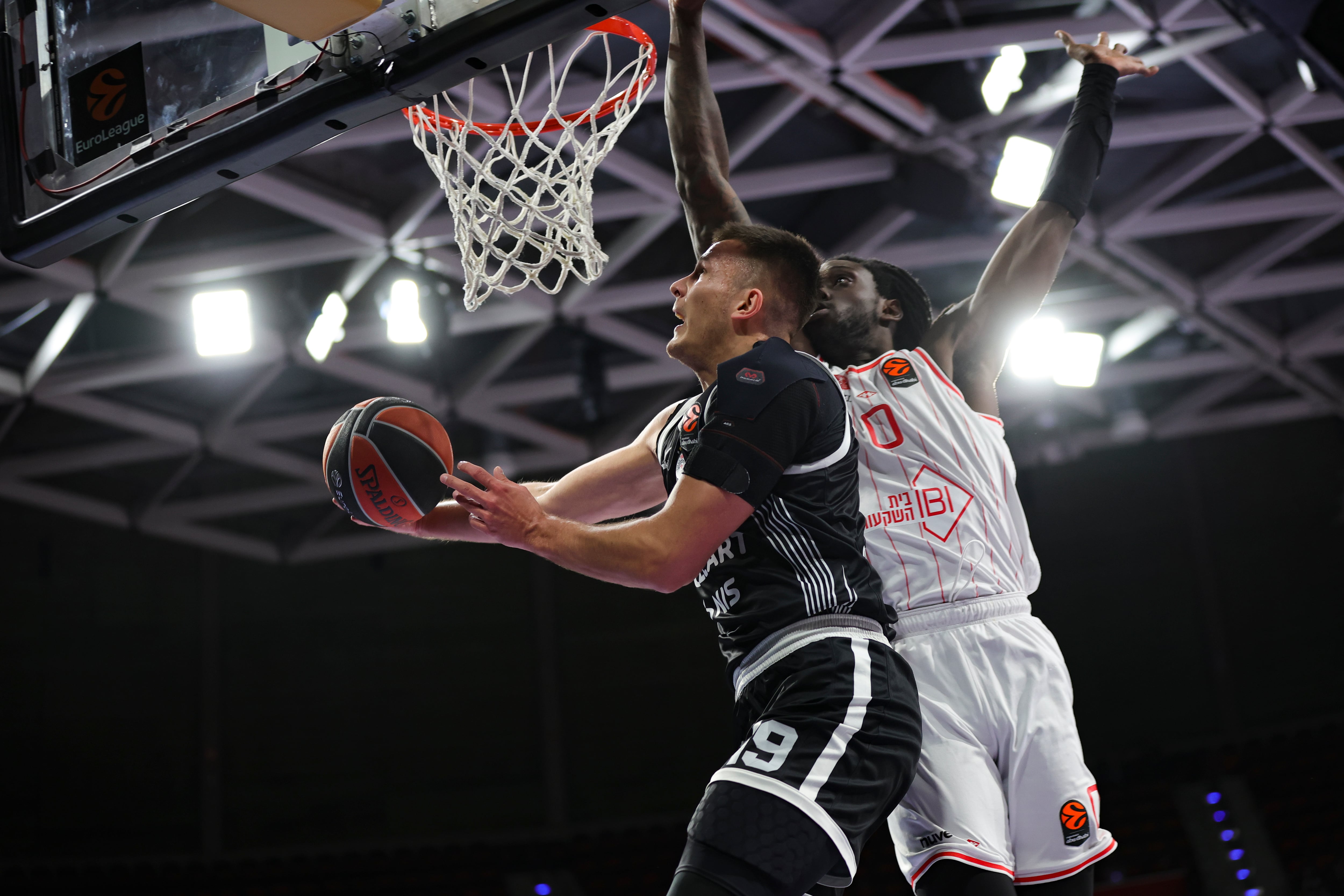 Jugadores del Partizan y Hapoel juegan un partido de Euroliga