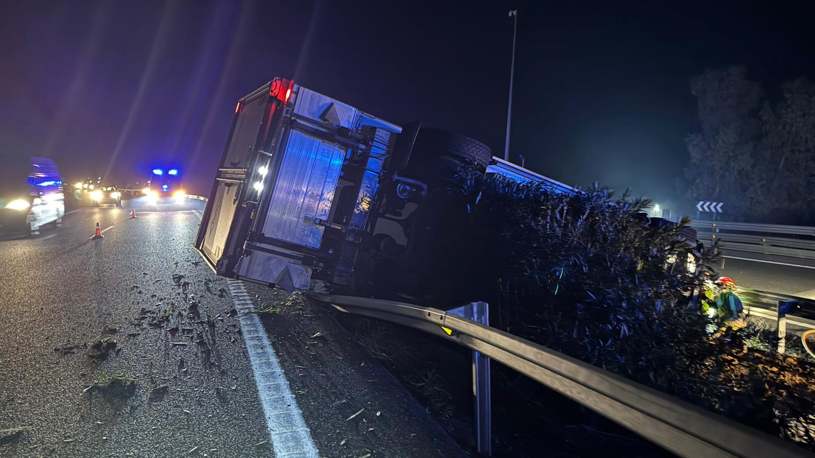 Herido el conductor de un camión en la A-92 a la altura de Carmona.