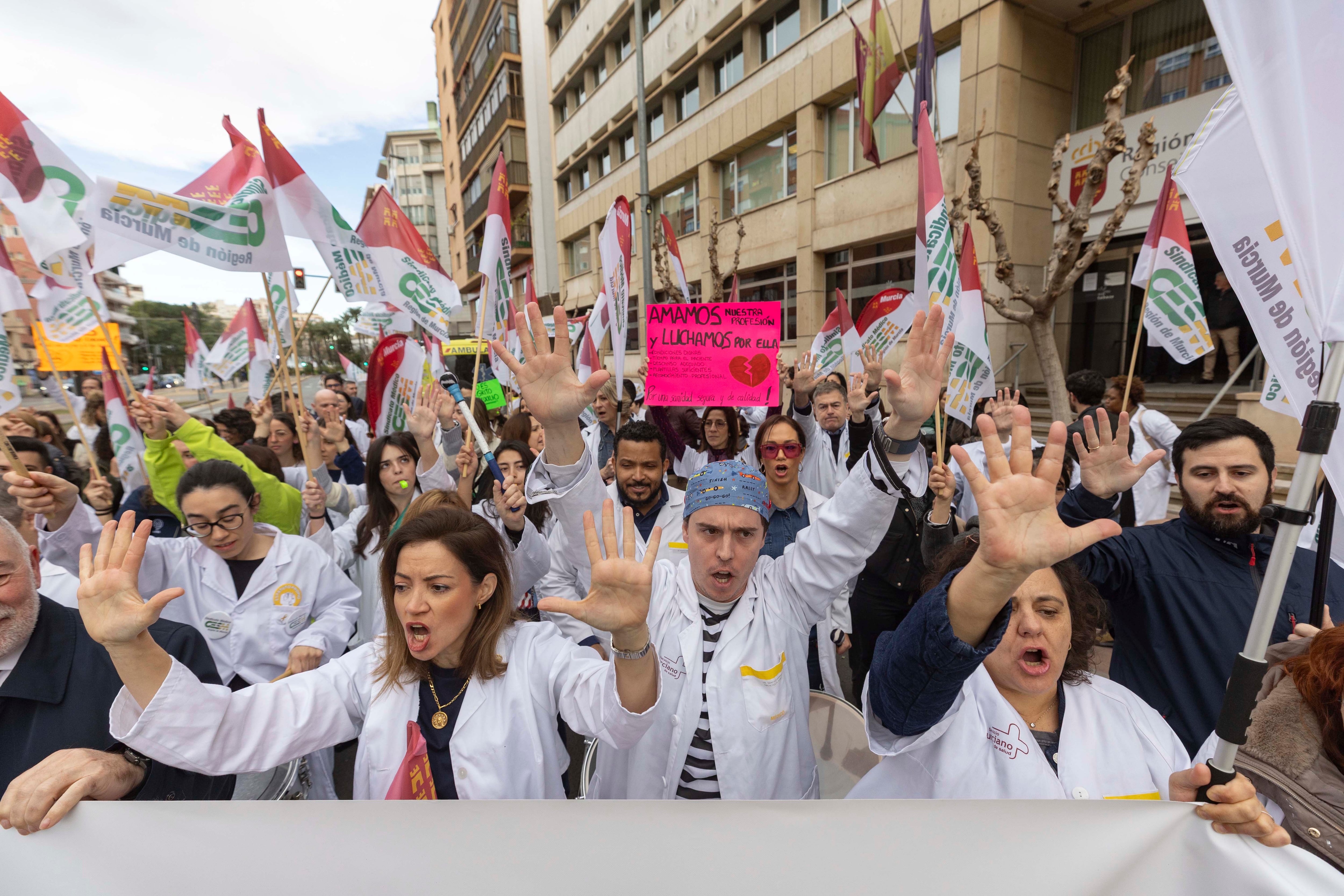 MURCIA, 16/02/2026.- Centenares de médicos se han concentrado este lunes frente a la Consejería de Salud de Murcia en el primer día de huelga que se mantendrá hasta el viernes. EFE/Marcial Guillén