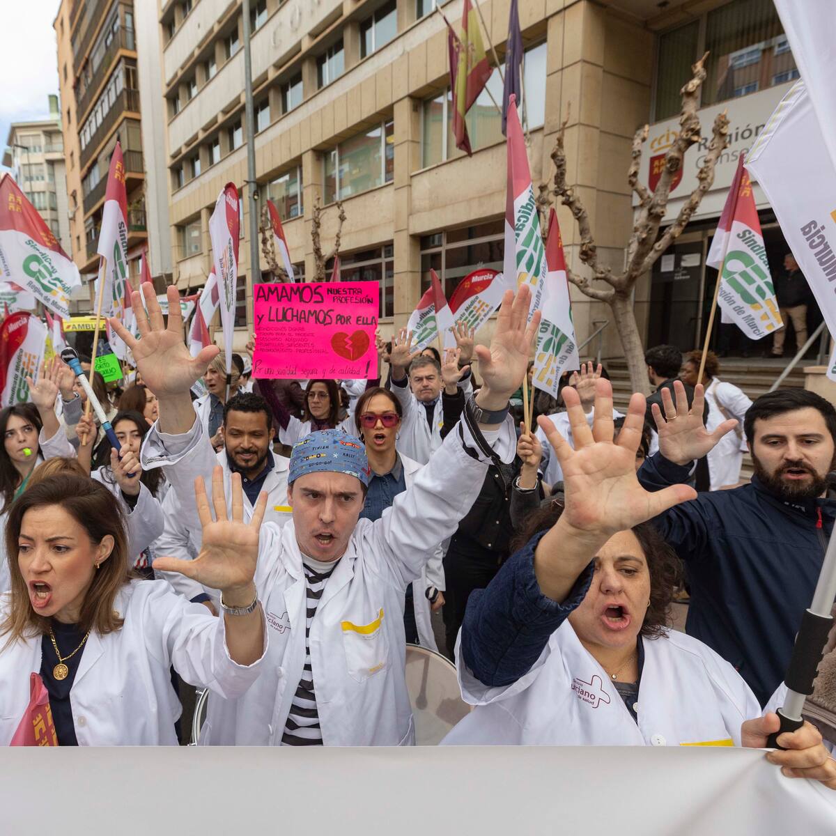 "Lo que queremos es trabajar con dignidad y atender bien a los pacientes": los médicos del Área III de Lorca se suman a las protestas