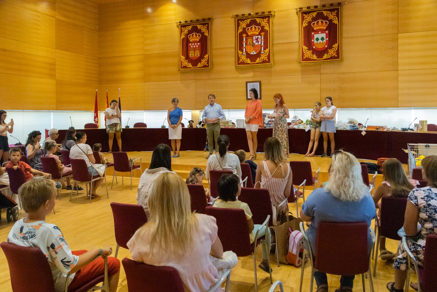 Tres Cantos entrega juguetes y material escolar a las 35 familias ucranianas acogidas en el municipio