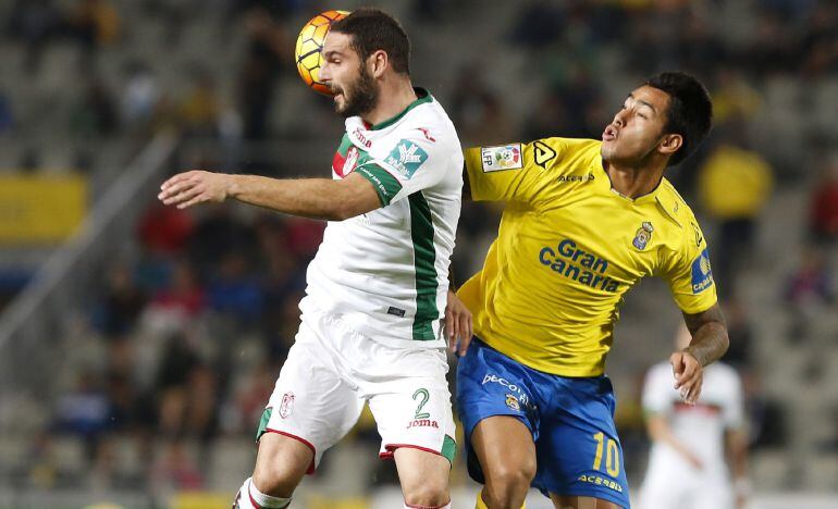 El delantero argentino de la UD Las Palmas Sergio Araujo lucha el balón con Lombán