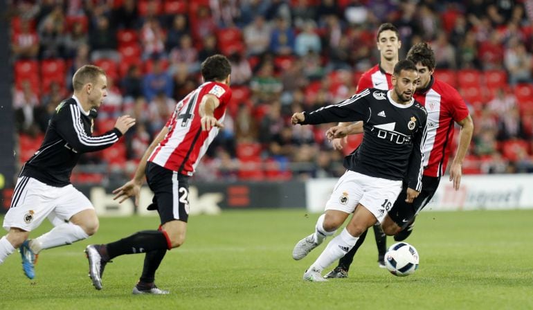 El jugador del Athletic de Bilbao Mikel San José (d) disputa un balón con el jugador del RB Linense, Canario (2d) en partido de vuelta de dieciseisavos de final de la Copa del Rey celebrado en San Mamés.