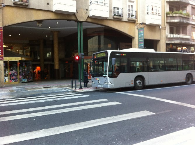 Un autobús junto al paso de peatones de la calle Paz