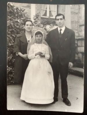 Dolores Zamorano acompañada de sus padres el día de su primera comunión en el preventorio de Guadarrama.