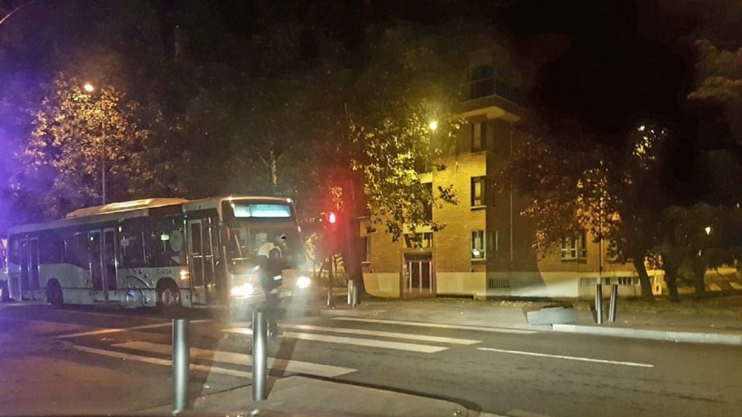 El autobús frente a la rueda que ha perdido en la avería