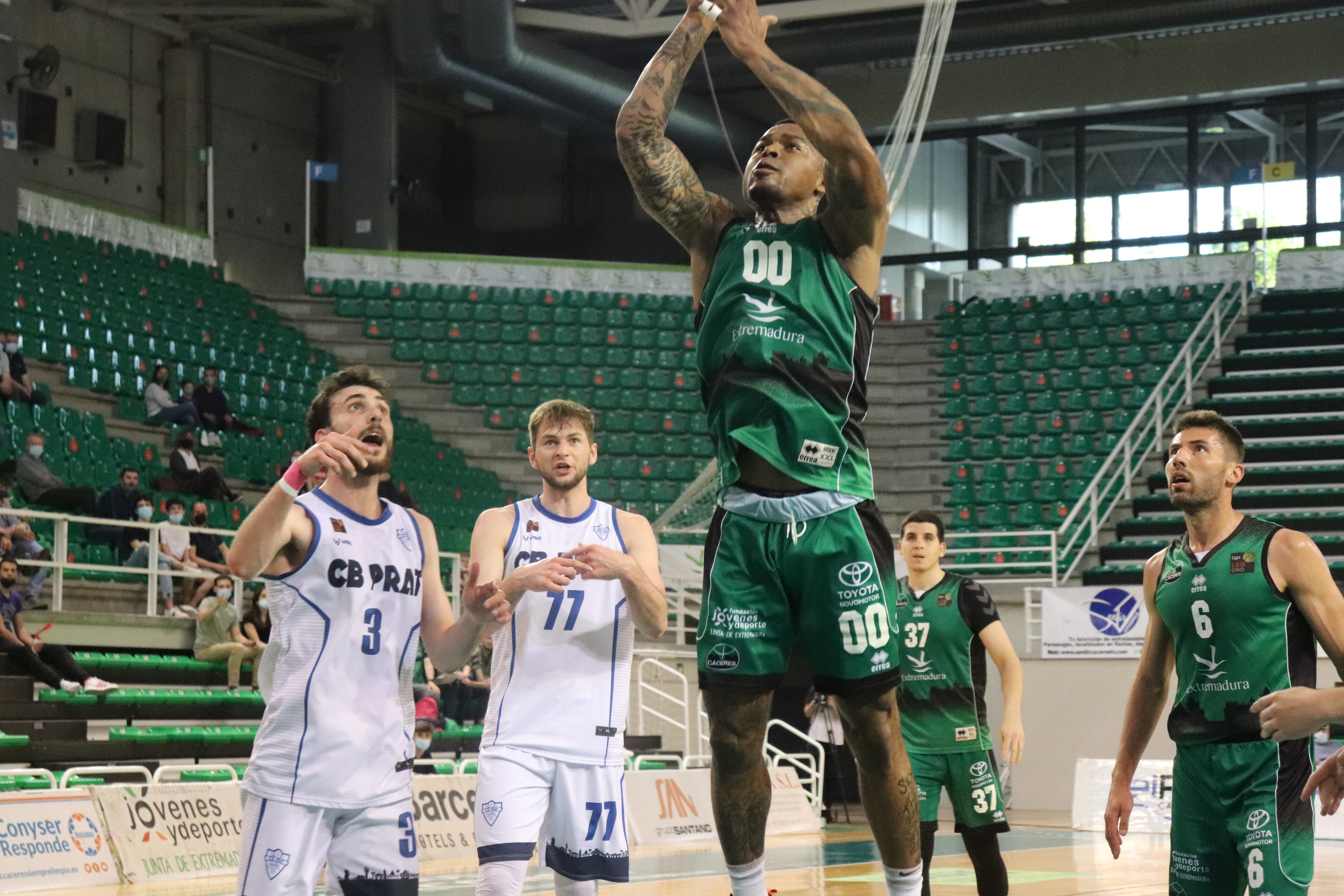 El ala-pívot camerunés del Cáceres, Benoit Mbala, anotó 11 puntos y capturó 7 rebotes.