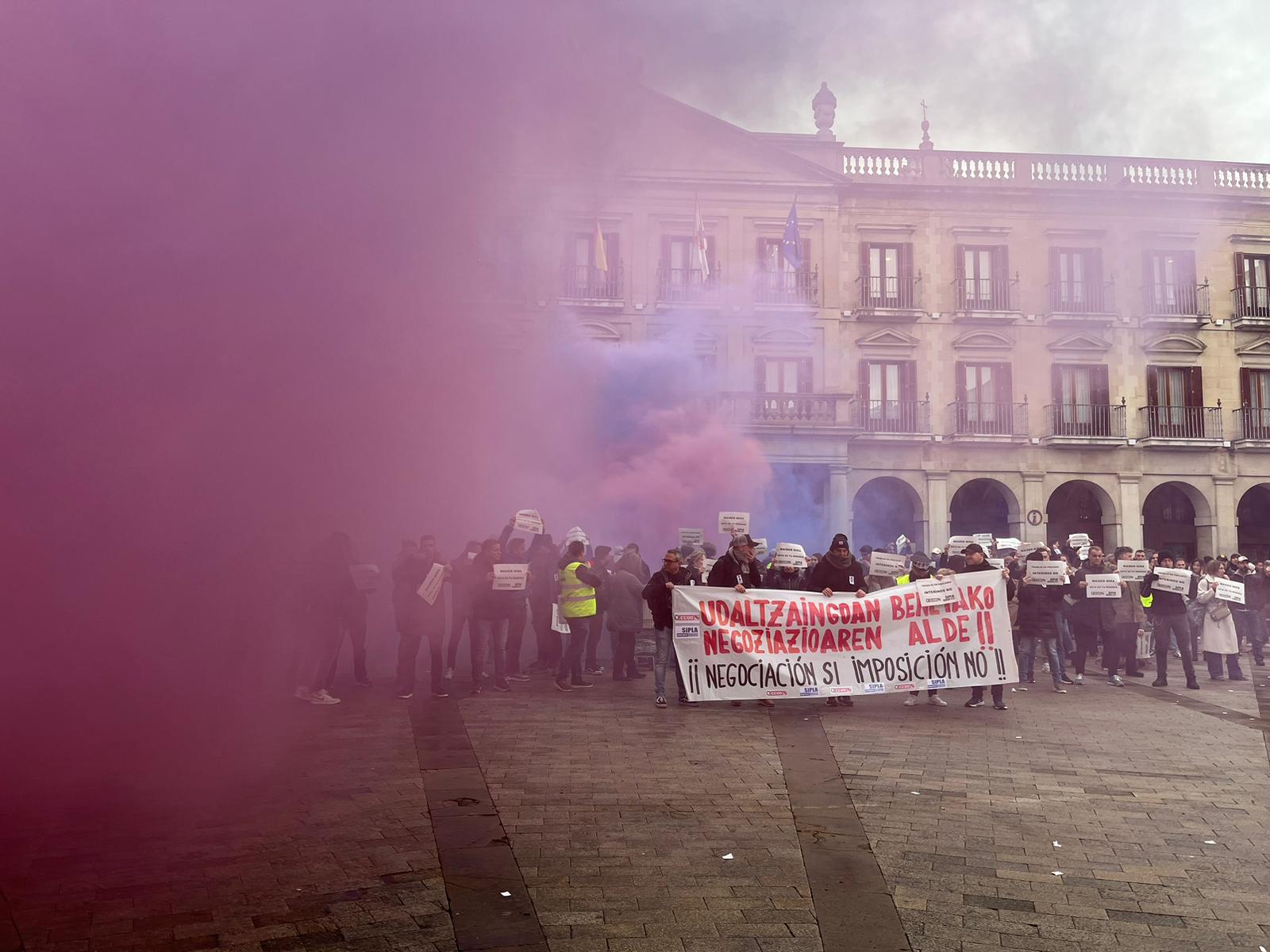 Un centenar de policías se han concentrado este viernes frente al Ayuntamiento de Vitoria.