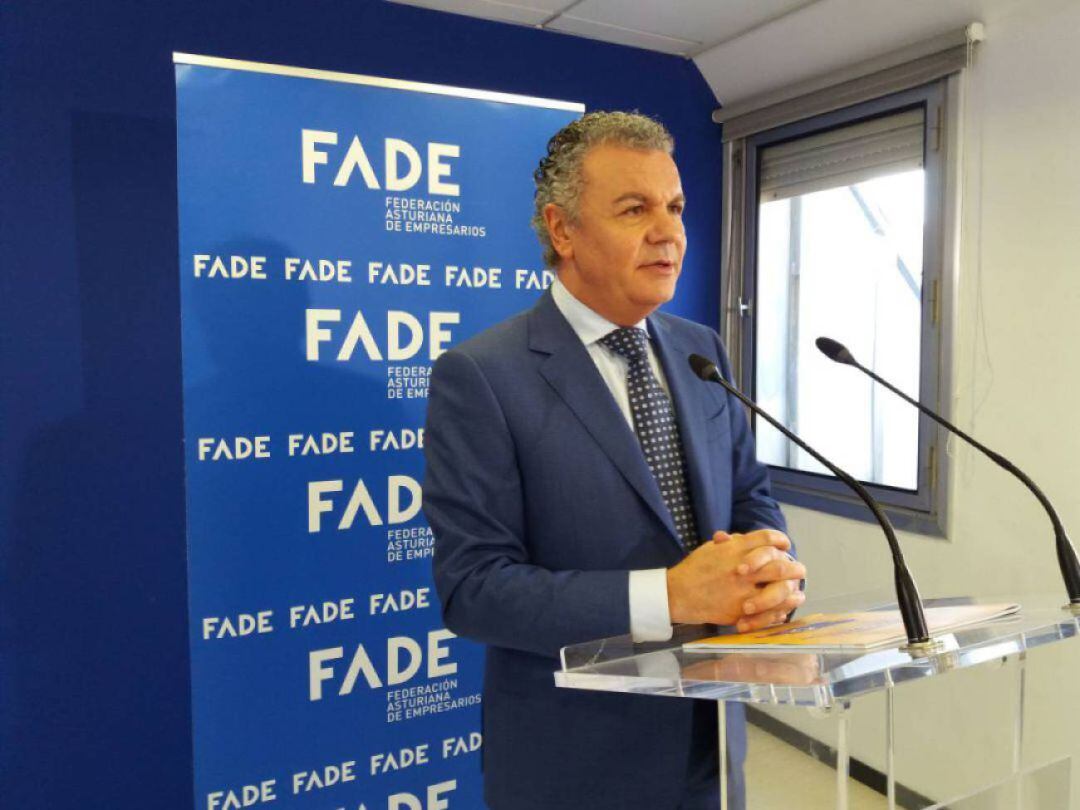 El presidente de FADE, Belarmino Feito, durante una atención a los medios.