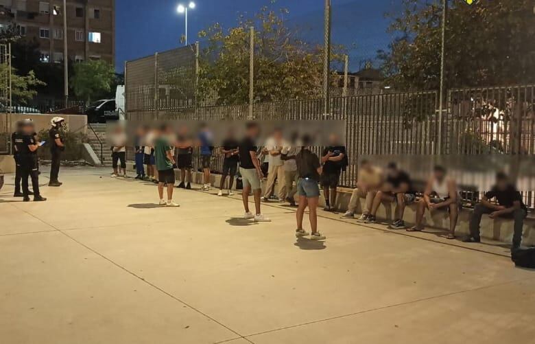 Policía Local en la venta ambulante ilegal en un mercadillo de Colonia Requena / A.A