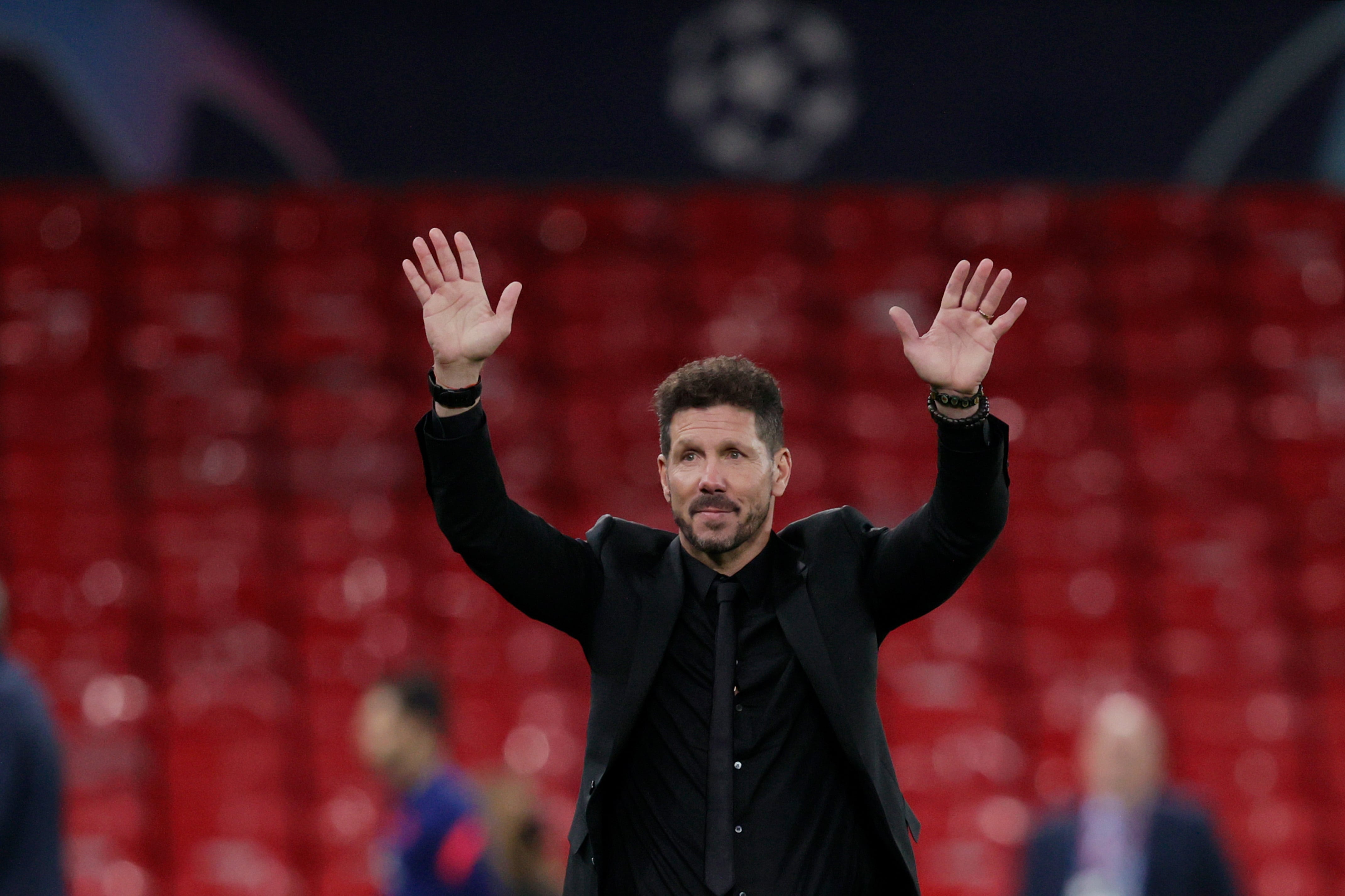 Simeone saluda a la afición rojiblanca tras la victoria en Old Trafford