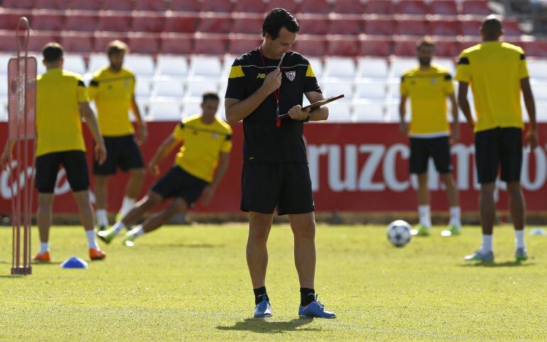 Unai Emery, durante el entrenamiento que el equipo ha realizado hoy en la ciudad deportiva previo al primer partido de la fase de grupos ante el Borussia de Mönchengladbach.