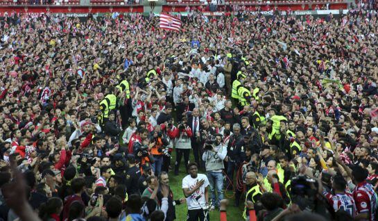 GRA514. GIJÓN, 15/05/2016.- Aficionados y jugadores del Sporting, celebran la permanencia en Primera División tras el partido de la 38 y última jornada de la Liga disputado frente al Villarreal, hoy en el Molinón de Gijón. EFE/Alberto Morante