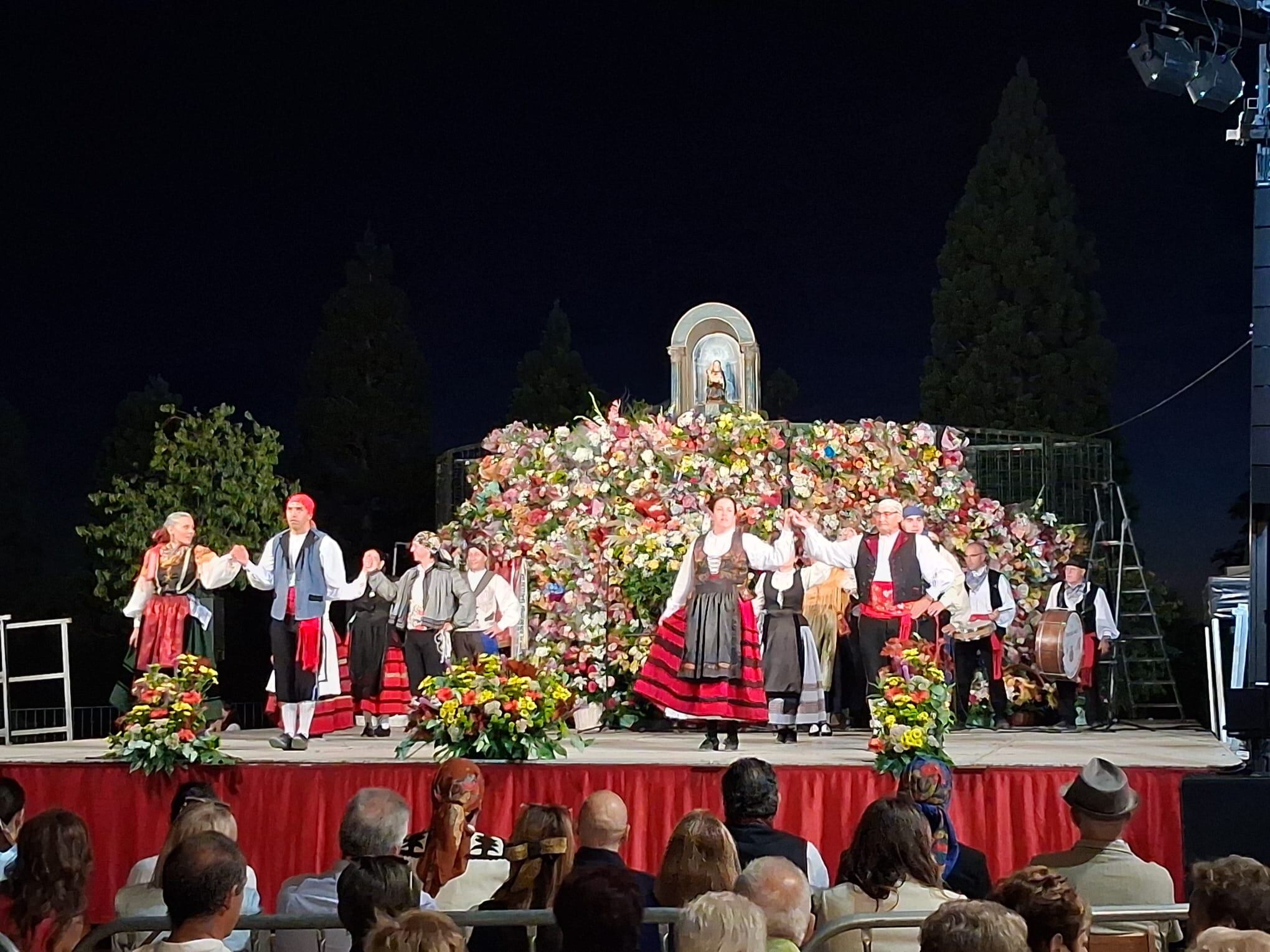 Grupo de Jotas Alquería en la ofrenda de flores a la Virgen de las Viñas 2025