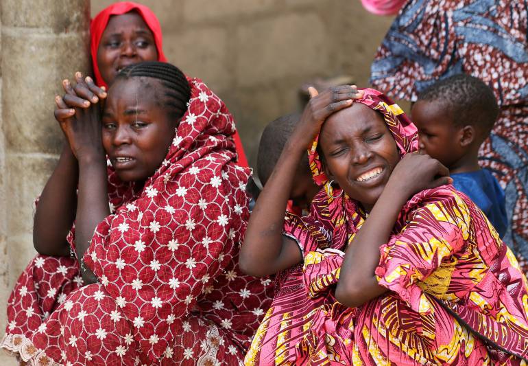 Familiares de las niñas desaparecidas en Dapchi (Nigeria) tras el ataque del grupo yihadista Boko Haram.