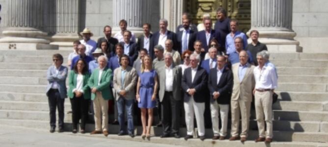 Els impulsors de la a plataforma 'Libres e iguales' han llegit un manifesta aquesta tarda a les portes del Congrés dels Diputats