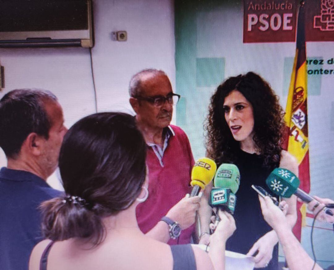 Miriam Alconchel durante una rueda de prensa en la sede del PSOE de Jerez