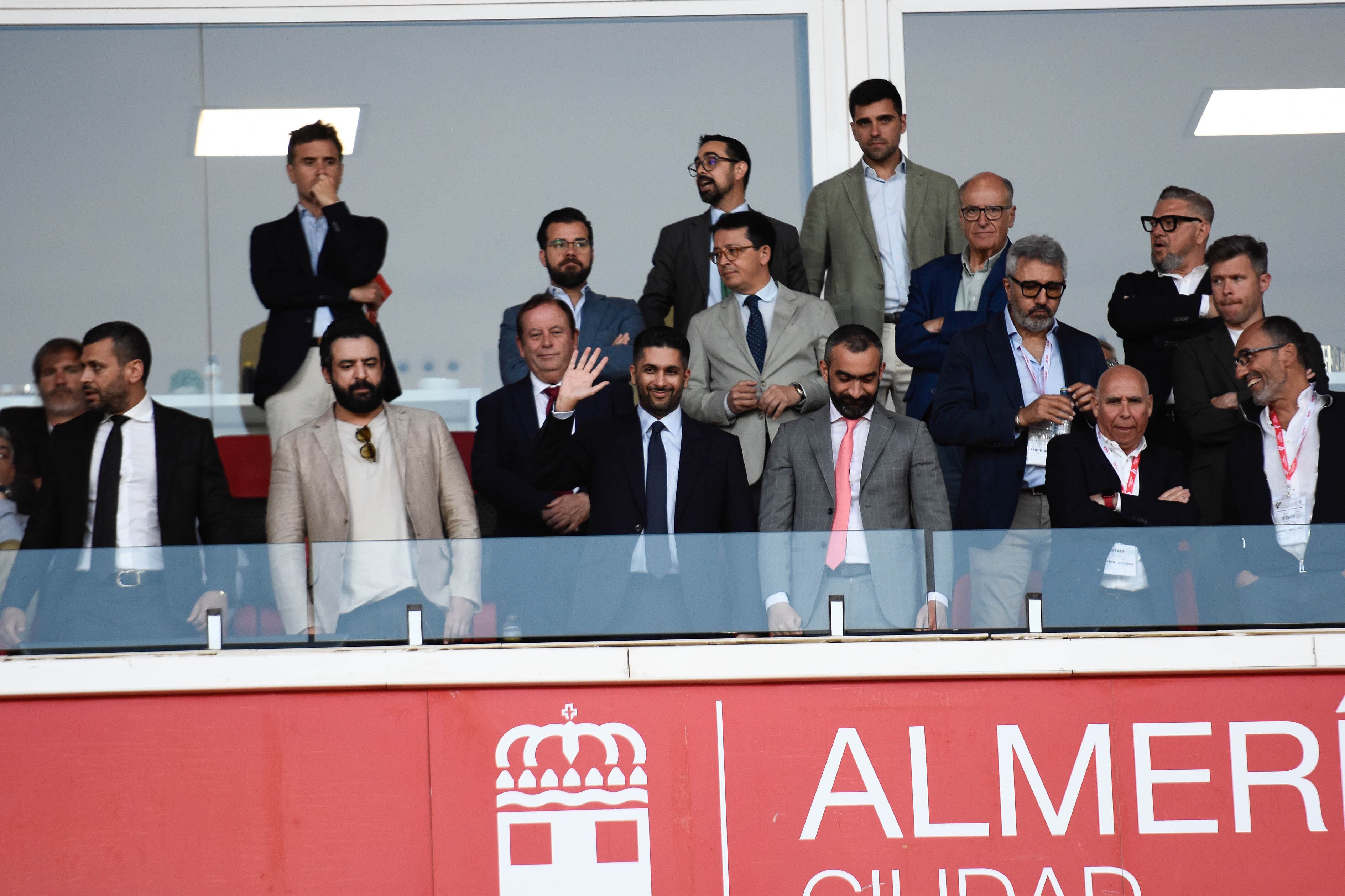 El momento más emotivo de la noche fue cuando el presidente del Almería fue ovacionado por los aficionados rojinblancos segundos antes del inicio del partidazo ante el Racing de Santander.