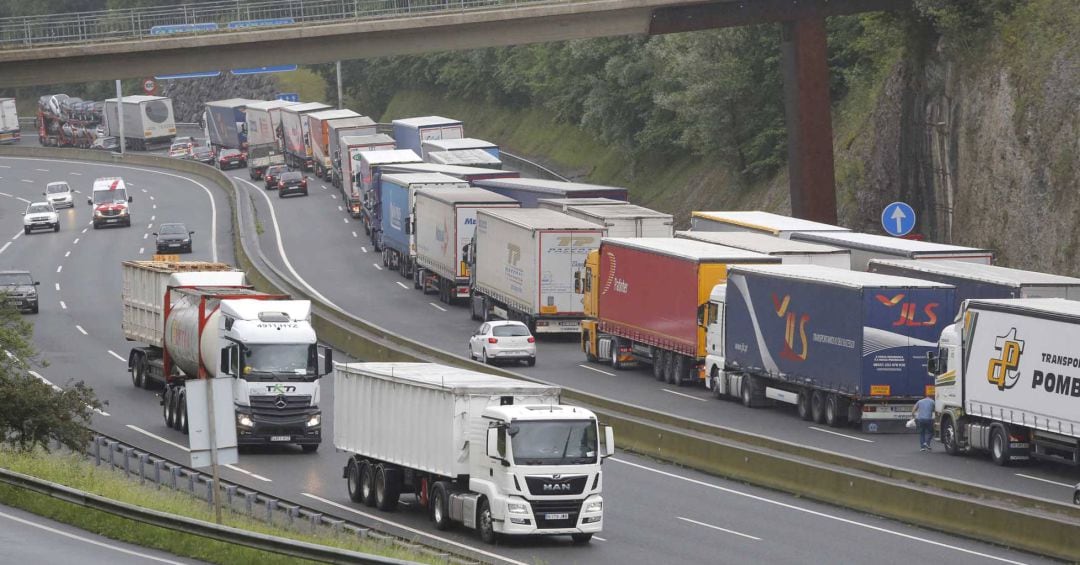 Camiones circulando por carretera