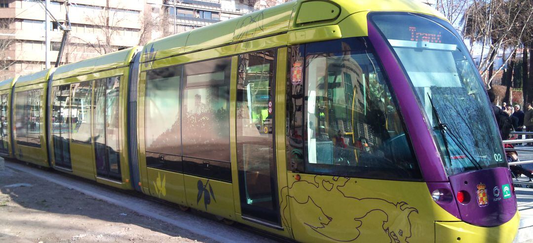 El tranvía circula por la plaza de las Batallas durante su fase en pruebas.