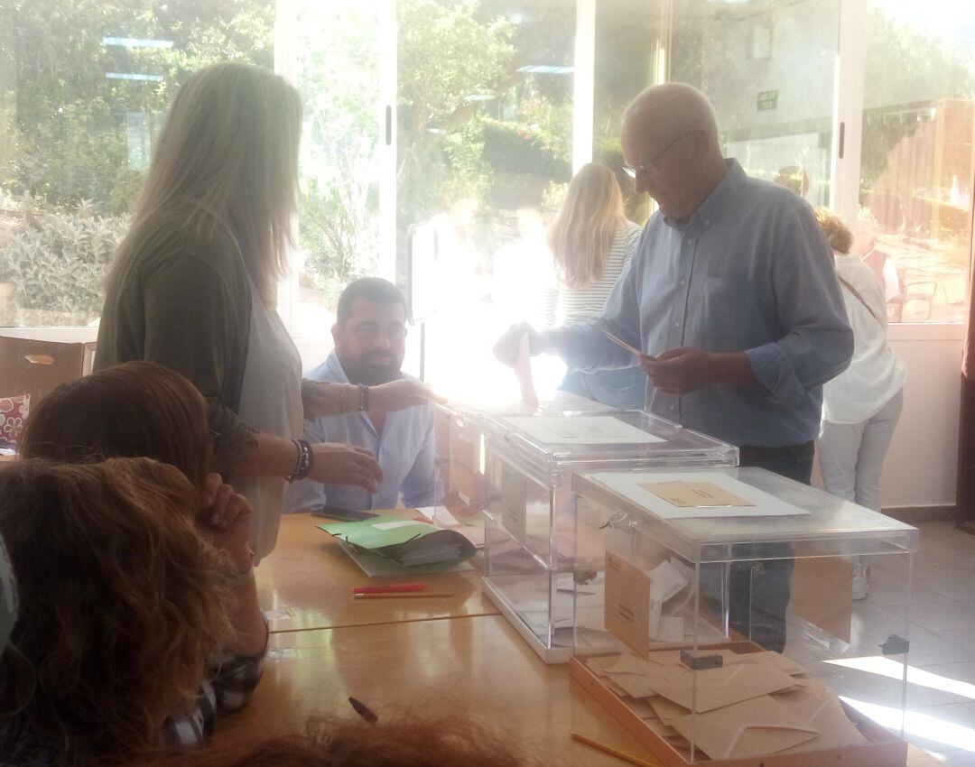 Vicent Grimalt ejerciendo su derecho al voto el 28-A.