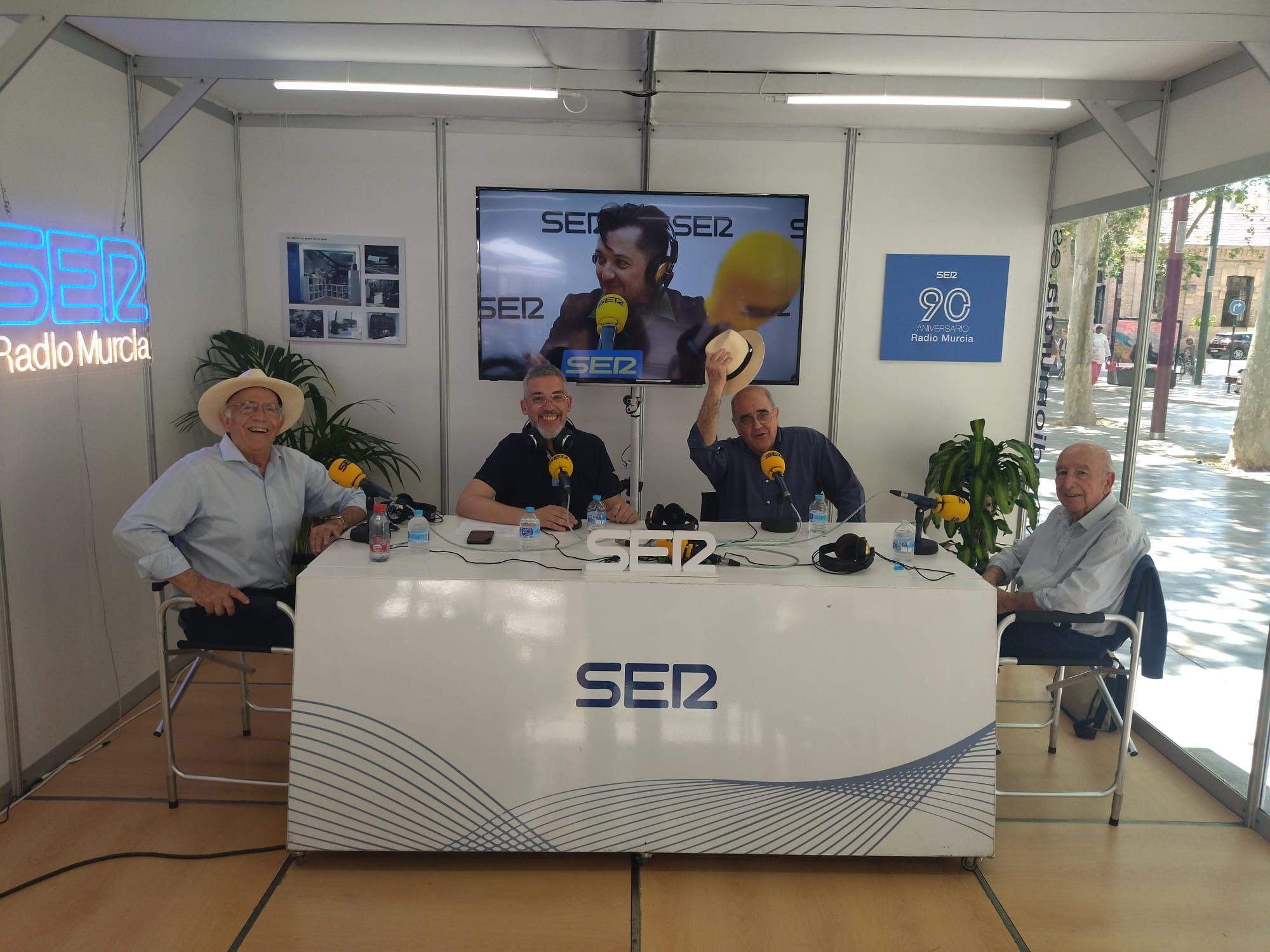 De izquierda a derecha: José Ignacio Gras, Paco Sánchez, Juan Ramón Calero y Antonio Bódalo, en el estudio Radio Murcia-90 aniversario desde donde hoy hemos realizado la Tertulia de Sabios