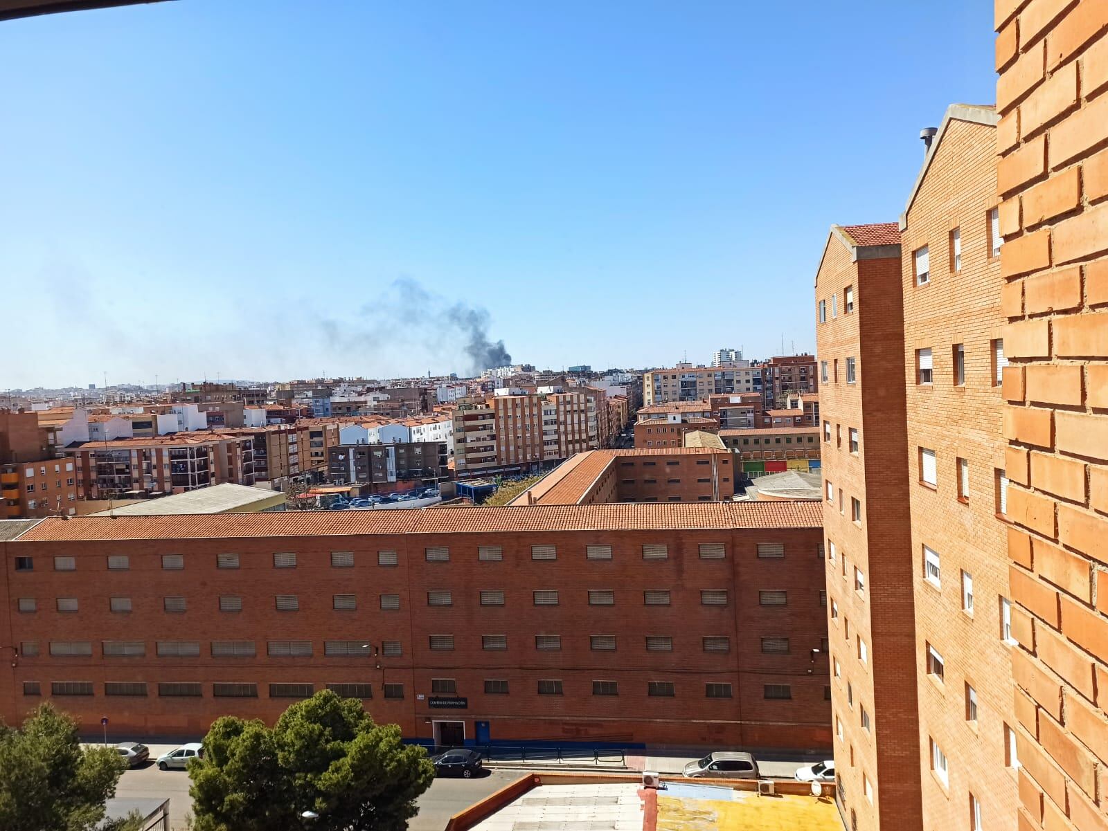 Incendio de contenedores en el centro de Zaragoza. La columna de humo se podía divisar desde distintos puntos de la ciudad