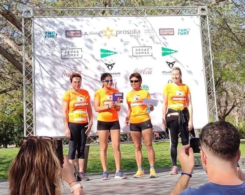 Kelly Ramón y Vero Santiana en el pódium de la primera edición de la Carrera Alicante Mujer