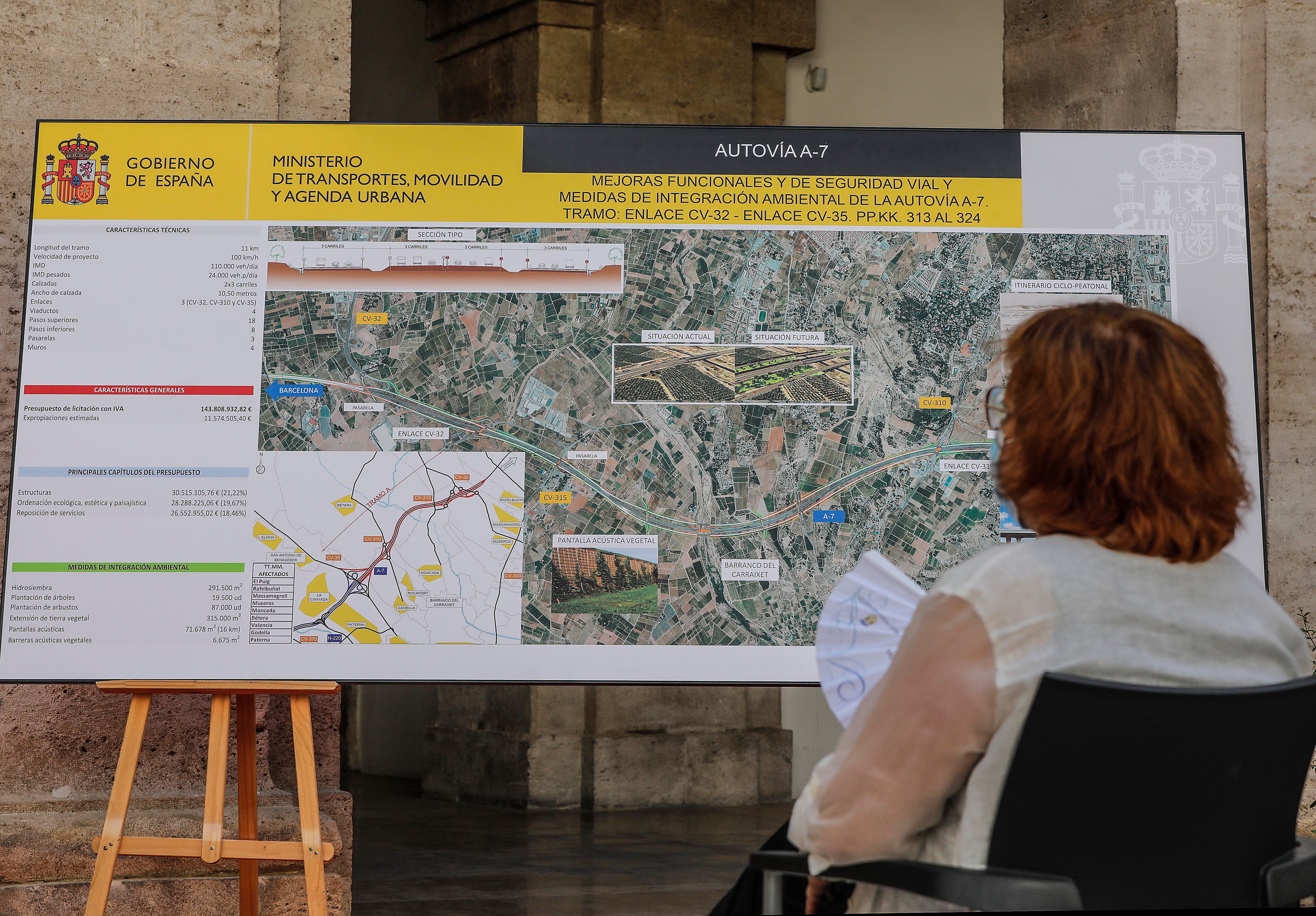 La delegada del Gobierno en la Comunitat Valenciana, Gloria Calero, durante la presentación, en junio de 2021, de la ampliación del bypass de València.