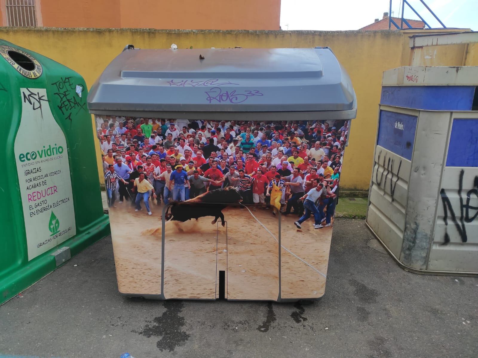 Un contenedor con una escena de la carrera del Toro Enmaromado