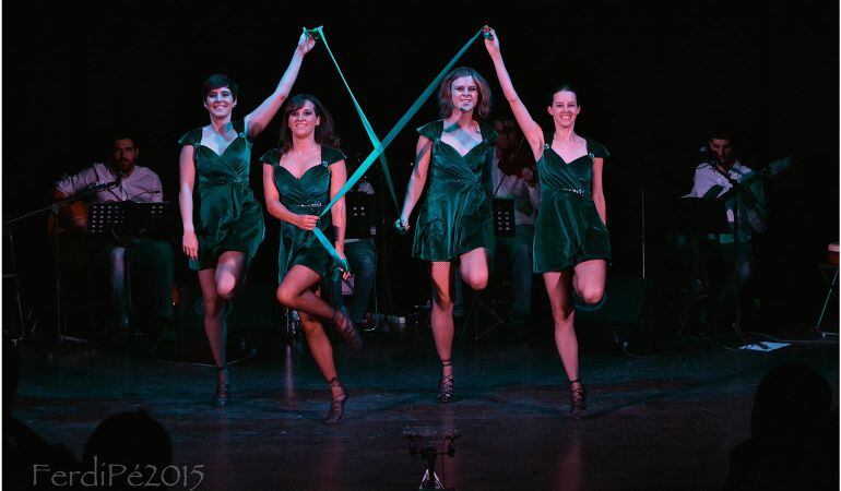 Mujeres bailando danza irlandesa