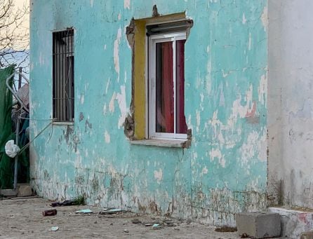 Ventana por la que han rescatado a la mujer tras arrancar la reja