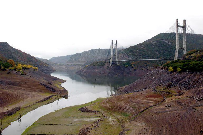 Embalse de Barrios de Luna en un periodo de nivel bajo, diciembre 2002