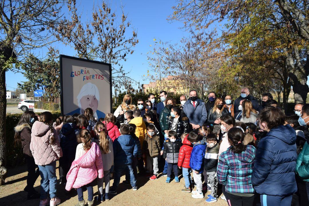 Participantes en la inauguración del Paseo de la Mujer en Rueda