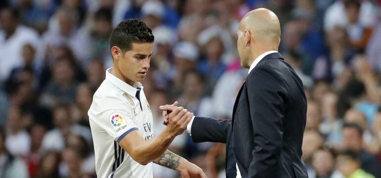 James Rodríguez saluda a Zidane