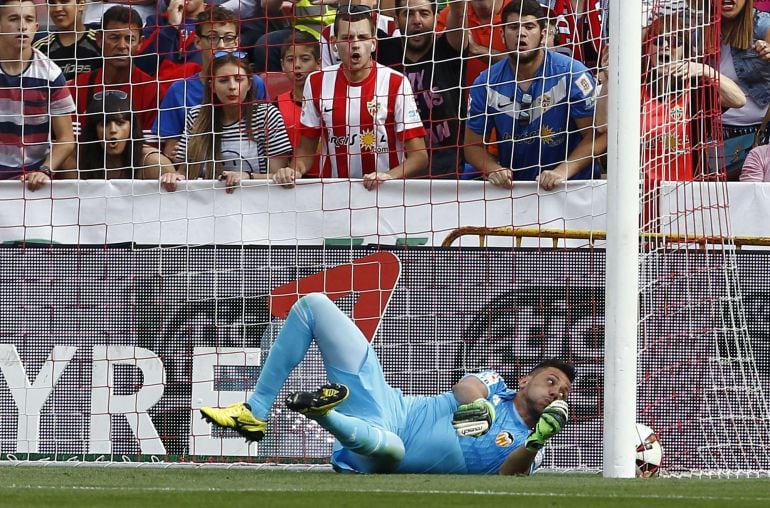 Valencia&#039;s goalkeeper Diego Alves fails to stop Alemria&#039;s goal during the Spanish league football match UD Almeria vs Valencia CF at the Juegos Mediterraneos stadium in Almeria on May 23, 2015.  AFP PHOTO / JOSE JORDAN