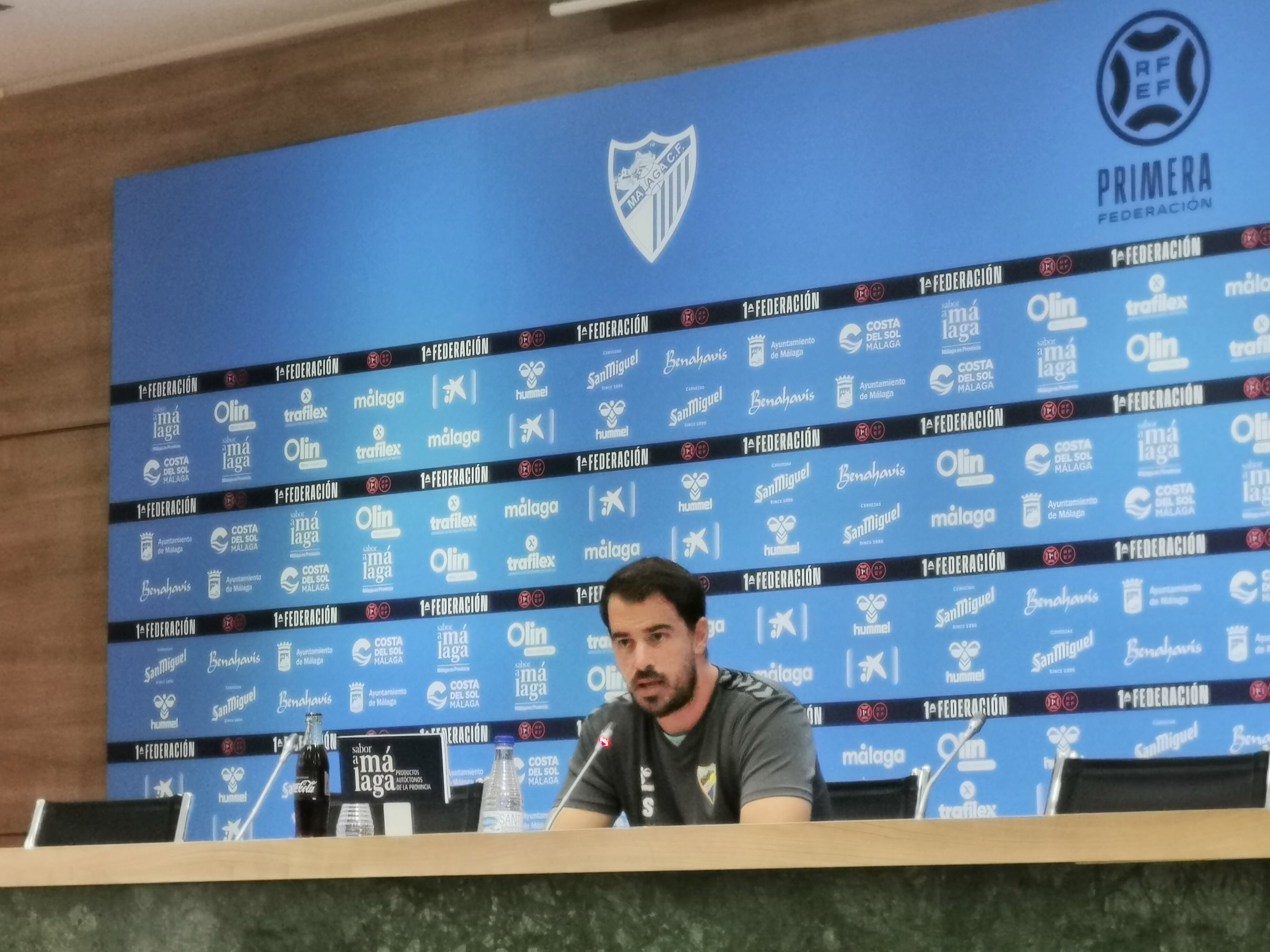 Manolo Sánchez, segundo entrenador del Málaga, en la sala de prensa de La Rosaleda
