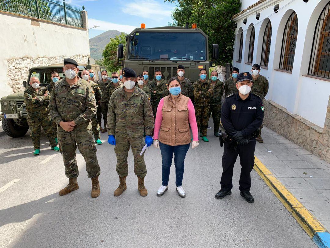 La alcaldesa, Mª Teresa García, segind por la derecha, acompañada del Jefe de la Policia Local, Mandos y militares, ante la sede de AFA Sierra Mágina